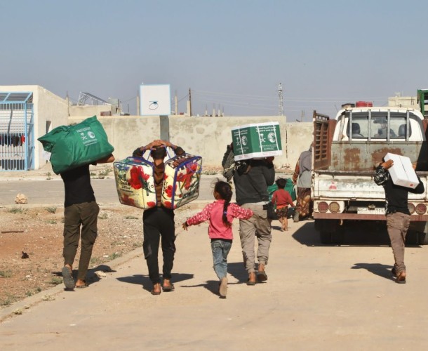مركز الملك سلمان للإغاثة يوزع مساعدات غذائية وإيوائية للنازحين من السويداء إلى درعا