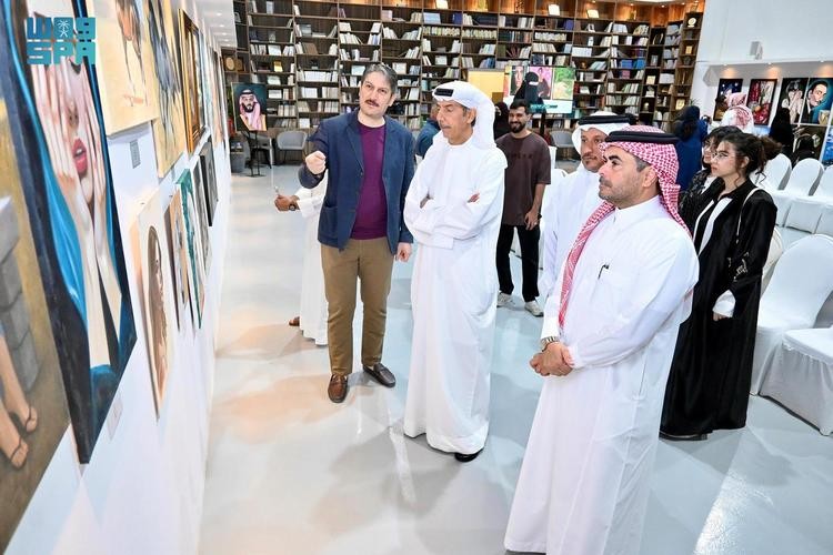 «نافذة».. معرض تشكيلي واقعي بروح معاصرة تنظمه جمعية الثقافة والفنون بالدمام