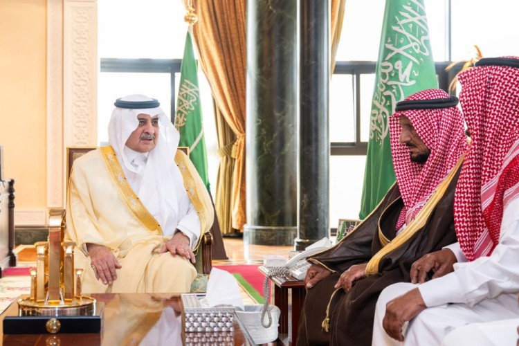 أمير تبوك يستقبل المواطن ناصر البلوي ويثمّن تنازله عن قاتل ابنه لوجه الله