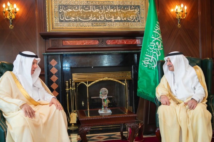 أمير تبوك يبحث مع وزير البيئة مشاريع وخطط منظومة المياه والزراعة بالمنطقة