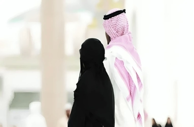 “دراسة جديدة تكشف: الأزواج الذين يكثرون النميمة معًا… يعيشون حياة زوجية أكثر سعادة!”