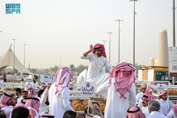 تسويق التمور في كرنفال بريدة.. قلب الحركة الاقتصادية وأكبر منصة عالمية للمزاد العلني