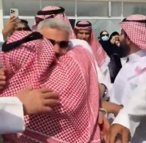 بالزغاريد والورود.. بالفيديو : استقبال حافل لحميدان التركي في الرياض بعد 20 عامًا من الغياب