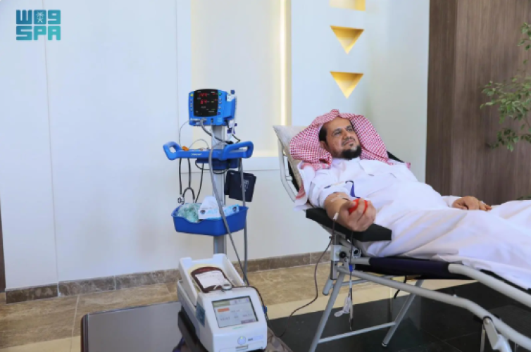 النائب العام يشارك في حملة التبرع بالدم ويؤكد تجسيدها لقيم العطاء والتكافل