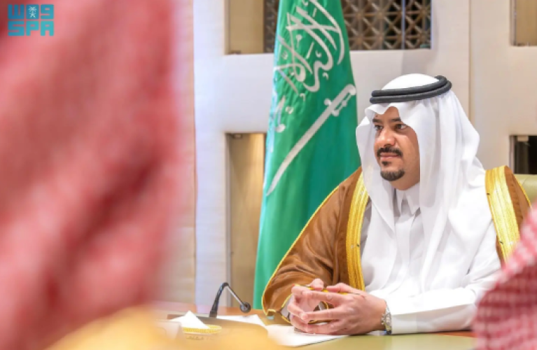 نائب أمير الرياض يرأس اجتماعًا مع وفد “تطوير مطار الملك سلمان الدولي”