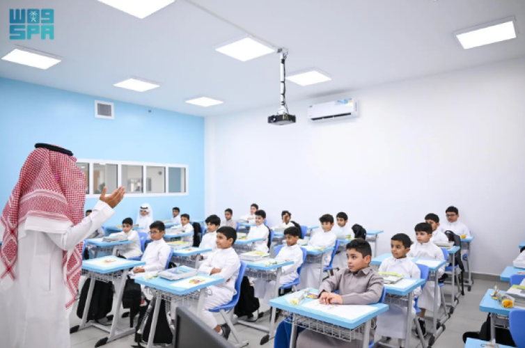 عودة 1.9 مليون طالب وطالبة لمقاعد الدراسة في مكة والمدينة وجدة والطائف