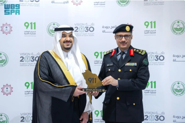 نائب أمير الرياض يزور مركز عمليات 911 ويشيد بجهود رجال الأمن وتطور منظومة وزارة الداخلية