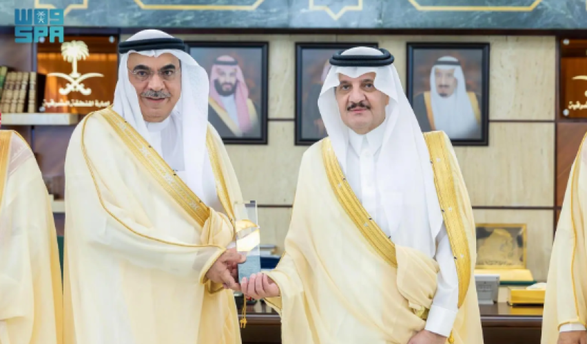 أمير الشرقية يتسلم «جائزة الملك عبدالعزيز للجودة» من أمين المنطقة.. ويؤكد أهمية التميز المؤسسي والارتقاء بالخدمات