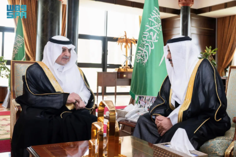 أمير تبوك يستقبل مدير مطار الأمير سلطان ويؤكد دور المطار في دعم الحراك الاقتصادي والسياحي بالمنطقة