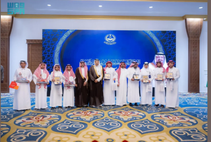 أمير الباحة يكرم طلاباً حققوا ميداليات عالمية وفريق «الحسام» الفائز بجائزة الأميرة صيتة