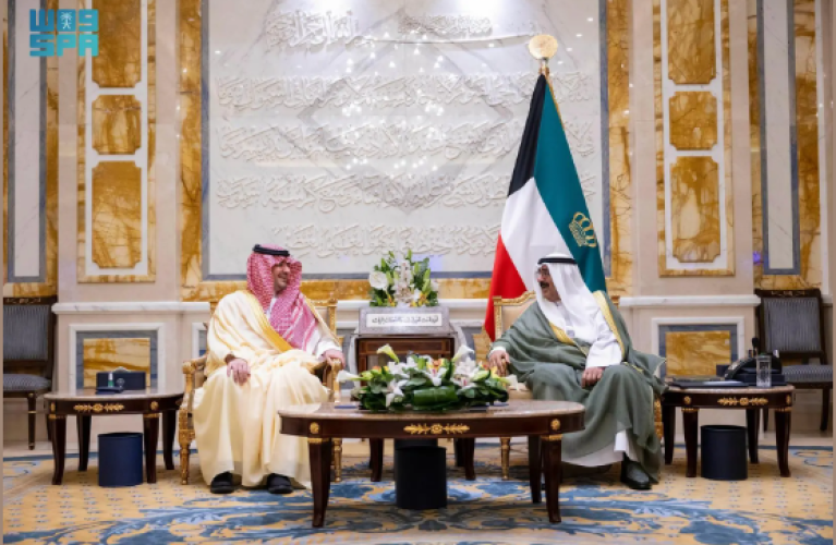 أمير الكويت يستقبل وزير الداخلية السعودي ويستعرضان العلاقات الثنائية والتعاون الأمني