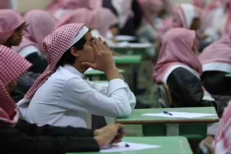 وزارة التعليم تمنح خريجي الثانوية فرصة استثنائية لتحسين معدلاتهم بشهادة جديدة أو إعادة الدراسة لعامين