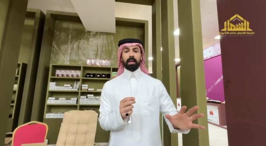 «ميكروفون بيمينه وتمرة بيساره».. بالفيديو.. الإعلامي يزيد السالم يخطف الأنظار في مهرجان الرطب بالجوف