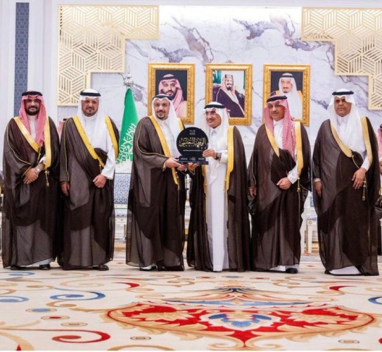 أمير القصيم يكرم رجل الأعمال خالد الخضير لدعمه مبادرة الأوقاف التعليمية