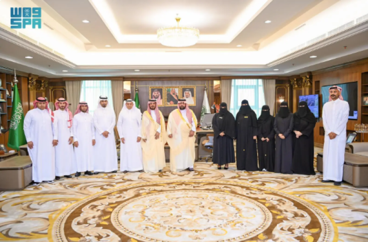 أمير جازان يستقبل المتميزين من منسوبي التعليم ويشيد بجهود المعلمين في يومهم العالمي