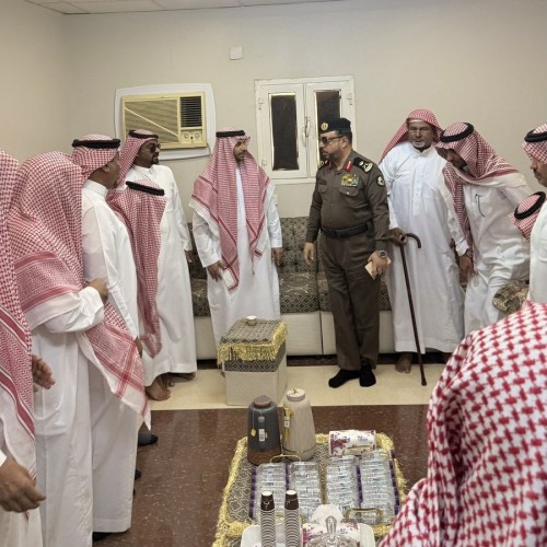مدير شرطة منطقة جازان يقدم التعازي لشيخ قبيلة العكرة في وفاة شقيقته