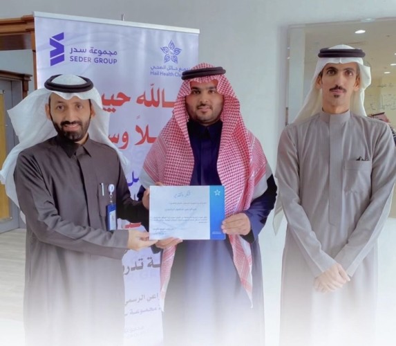 «إنجازات متميزة».. التجمع الصحي بحائل يكرم عبدالرحمن الرويضي تقديرًا لجهوده في تطبيق معايير السلامة