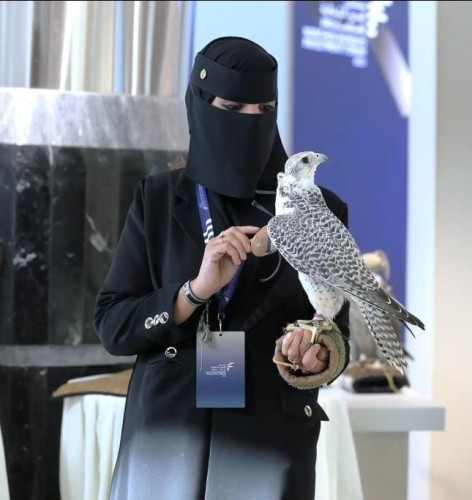 أمينة العنزي: أول رائدة في مجال الصقارة بالحدود الشمالية