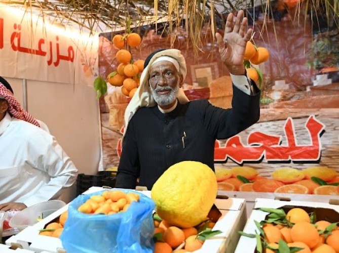 مهرجان الحمضيات بجذب الزوّار ويجمع بين التسوق الزراعي والترفيه المسرحي