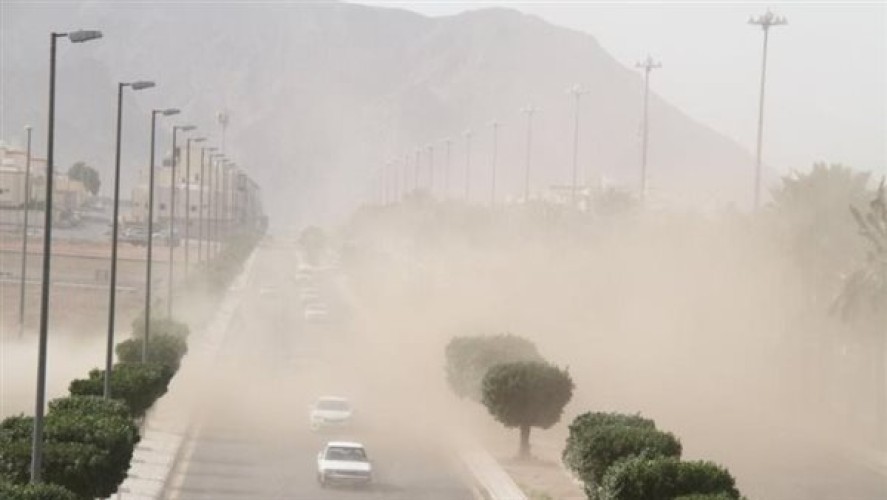 رياح نشطة وأتربة مثارة تضرب الجوف والحدود الشمالية