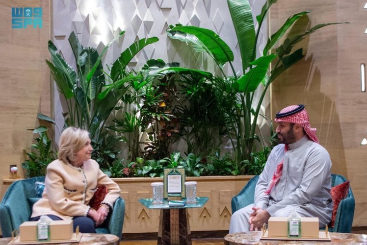 أحاديث ودية تجمع سمو ولي العهد بـ هيلاري كلينتون في الرياض
