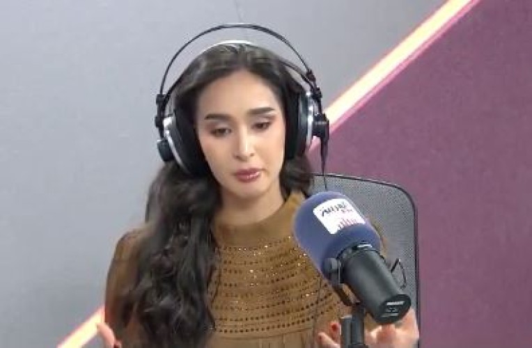 لم تتمالك دموعها على الهواء.. منال الأحمد: المملكة منحتني الحياة والأمان والفرص (شاهد)