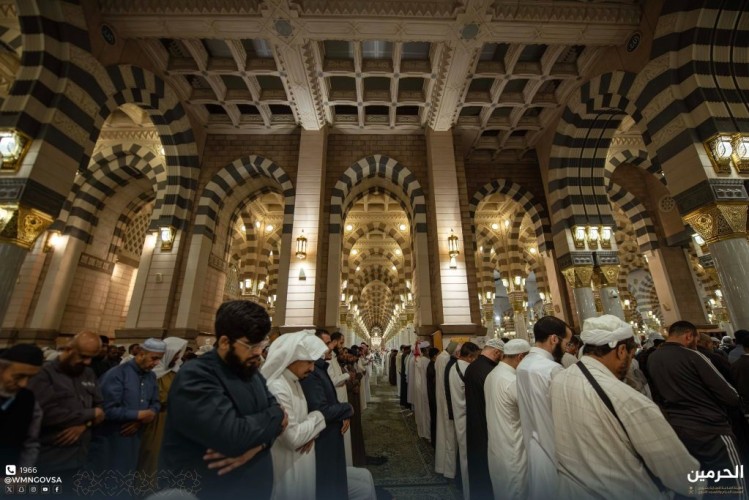 وسط حالة من الخشوع.. صلاة العشاء الأولى بصوت الشيخ صالح المغامسي من قلب المسجد النبوي (شاهد)