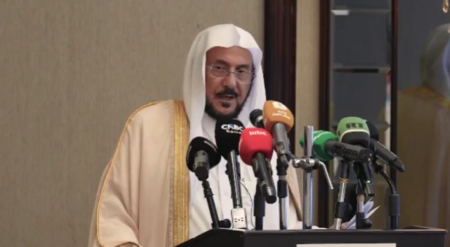 وزير الشؤون الإسلامية: يمنع تصوير الصلاة ونحث الأئمة على تجنب الرياء (فيديو)