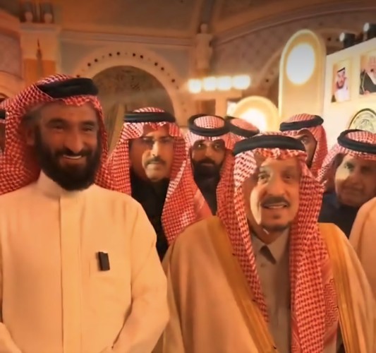 موقف عفوي.. الأمير فيصل بن بندر يستجيب لطلب قبلان بن لويف (شاهد)