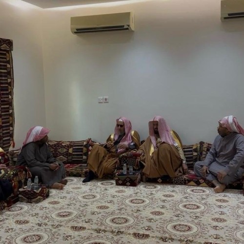 لفتة إنسانية وكلمات مؤثرة.. الشيخ الشثري والدكتور العجلان يقدمان واجب العزاء لوالد ضحيتي حريق حفر الباطن