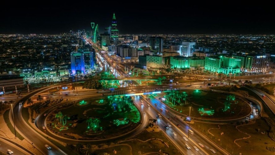 مزيج الضوء والهوية.. 5481 إنارة ومجسمات وطنية تضيء شوارع الرياض في ذكرى التأسيس
