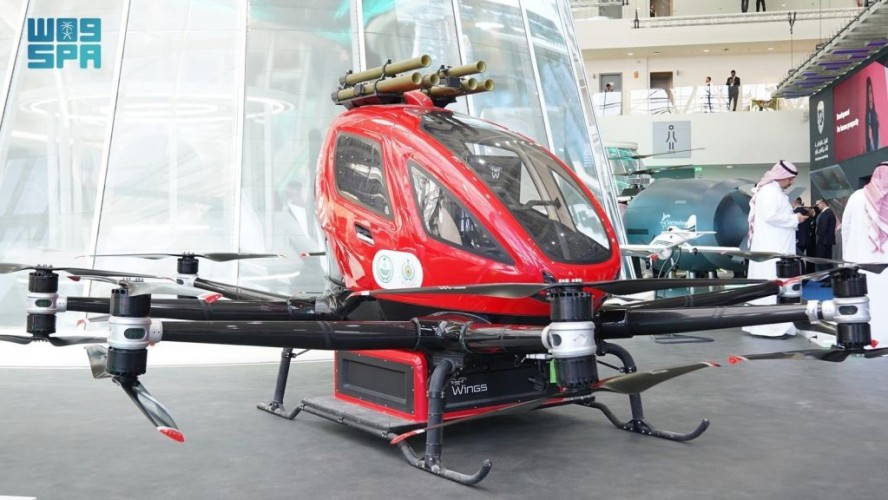 الدفاع المدني يستعرض طائرة مكافحة الحرائق المتطورة في معرض الدفاع العالمي 2026