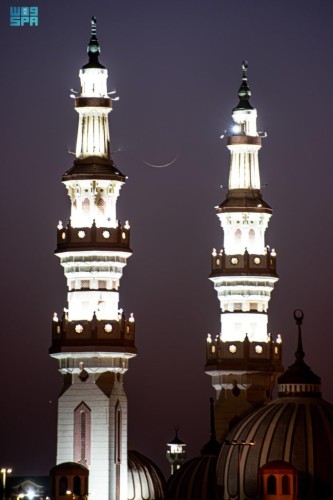 عانق الهلالُ الزهرةَ.. سماء الحدود الشمالية تحتفي بأولى ليالي رمضان بمشهد سماوي بديع