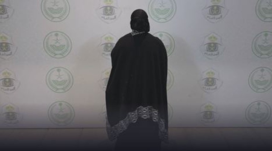 في قبضة العدالة.. سقوط  “متاجرة بالبشر” استغلت الأطفال بميادين تبوك (فيديو)