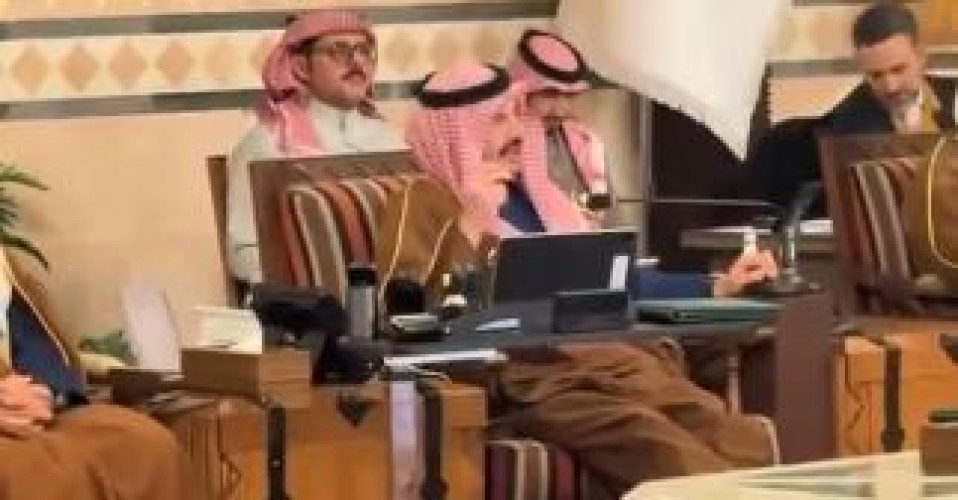 بموقف يجسد الوفاء.. الأمير تركي بن طلال لرجل الأعمال “عايض فرحان آل عجلان”: بيض الله وجهك وكثر خيرك (شاهد)