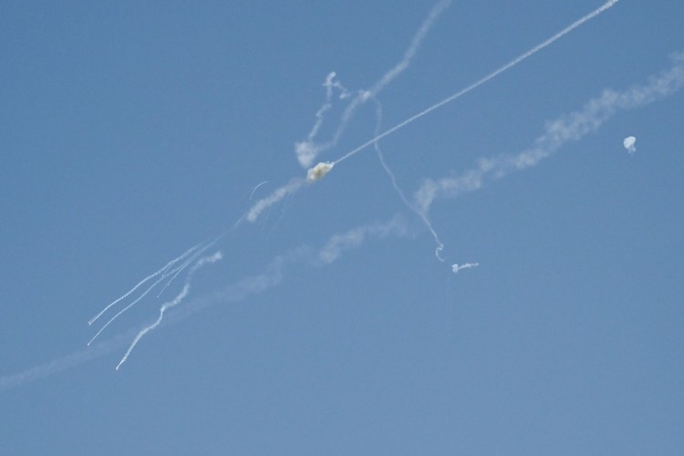 مسيّرات إيرانية تستهدف ميناء الدقم في عُمان.. وإصابة عامل