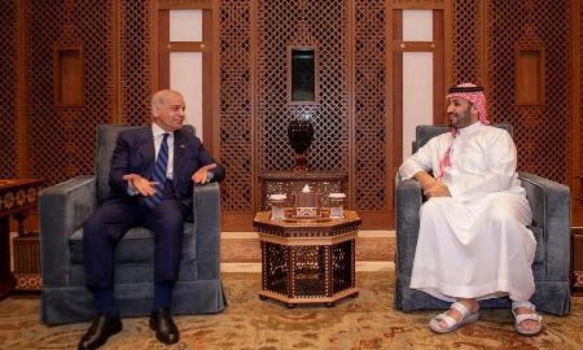 ولي العهد يبحث تداعيات التصعيد العسكري مع رئيس وزراء باكستان