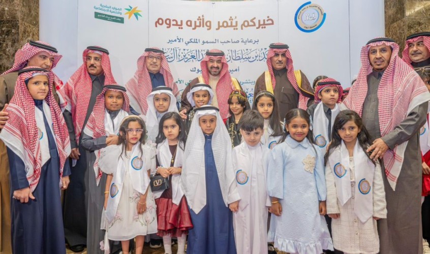 نائب أمير تبوك يشارك الأيتام فرحة الإفطار