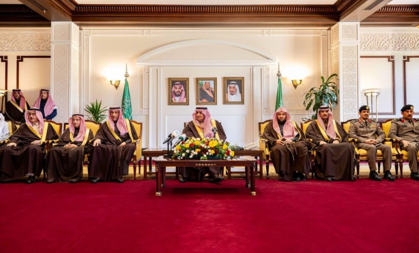 أمير تبوك يوزع وثائق تملك الوحدات السكنية لمستفيدي تبرع ولي العهد بمليار ريال