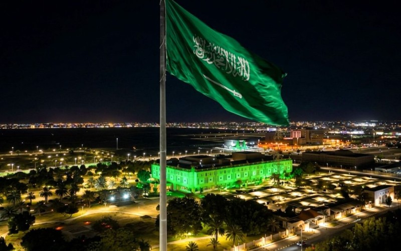 إمارة تبوك تتوشح بالأخضر وترفع راية التوحيد احتفاءً بـ يوم العلم السعودي