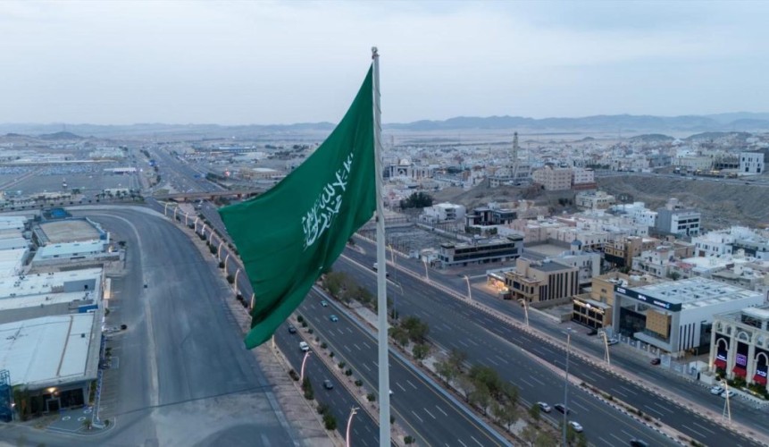 في يوم العلم.. أمانة مكة ترفع راية التوحيد على أعلى سارية بارتفاع 80 مترًا