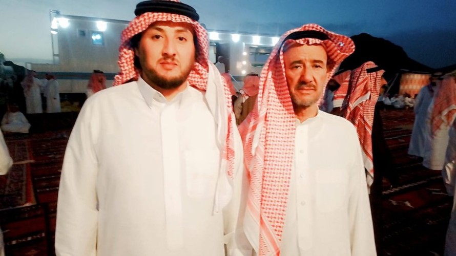 جنوب حائل.. مالك الإبل راشد عبد الله المهيمزي يحتفي بعيد الفطر بمأدبة عشاء بحضور وجهاء وأعيان القبائل (صور)