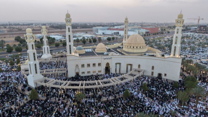 في قلب تبوك.. “جامع الوالدين” الوجهة الأبرز للمصلين في صلاة عيد الفطر المبارك