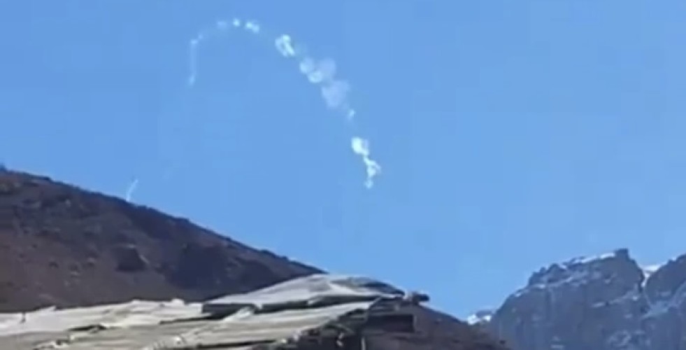 فيديو.. إسقاط طائرة حربية إيرانية فوق طهران في أول اشتباك جوي بين إسرائيل وإيران