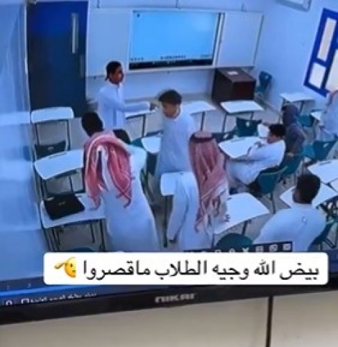 في لحظات حبست الأنفاس.. المعلم خالد العنزي ينقذ حياة طالب من الاختناق داخل الفصل (شاهد)