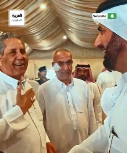 إشادة وحفاوة استقبال.. لقاء عفوي يجمع وزير الحج والعمرة بضيوف الرحمن في منفذ جديدة عرعر (شاهد)