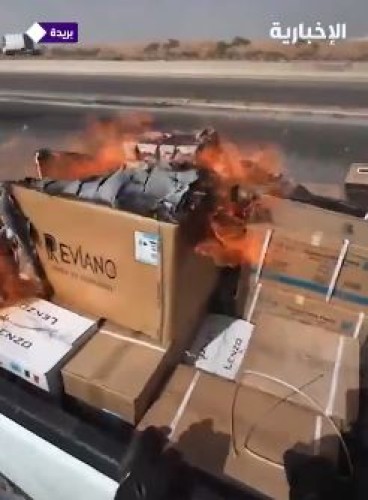 “مستحيل نتجاوز المحتاج”.. مواطن سعودي يغامر بحياته لإخماد حريق في سيارة مقيم مصري (شاهد)