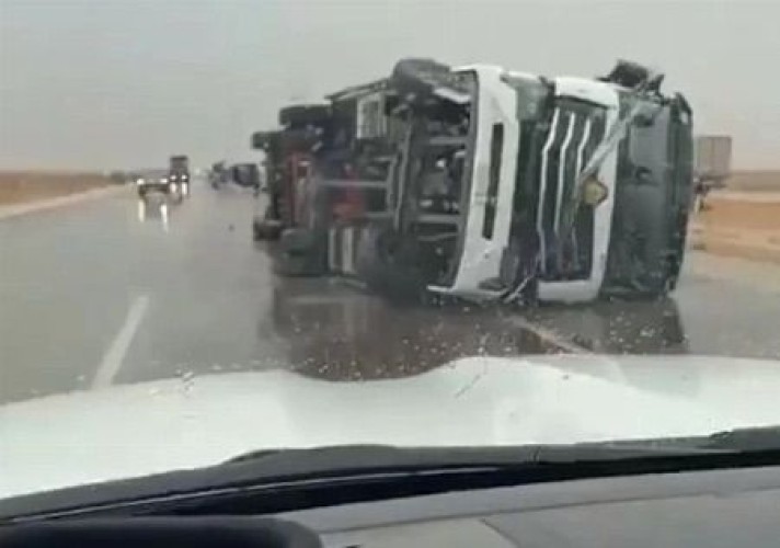 غضب السحاب.. رياح هابطة تباغت طريق القصيم وتقلب الشاحنات و”المسند” يعلق