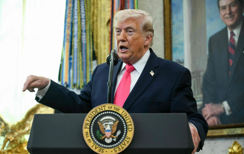 ترمب يهدد مجددا بمحو “إيران”.. ويؤكد: جيشنا مستعد للقضاء على ما تبقى منها وسنحاصر مضيق هرمز