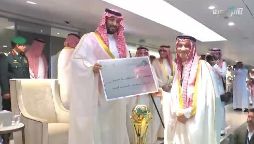 رئيس “الخلود” الأمريكي “بن هاربوغ” يخطف الأنظار بالزي السعودي خلال تكريمه من ولي العهد (شاهد)